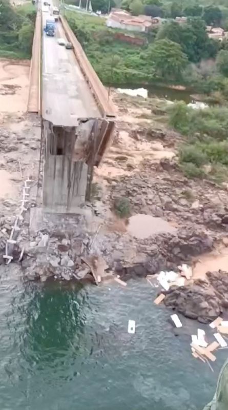 © Reuters. An aerial view shows a collapsed bridge between Aguiarnopolis and Estreito, in Brazil, December 22 2024, in this picture obtained from a social media video. Corpo De Bombeiros Militar Do Maranhao/via REUTERS