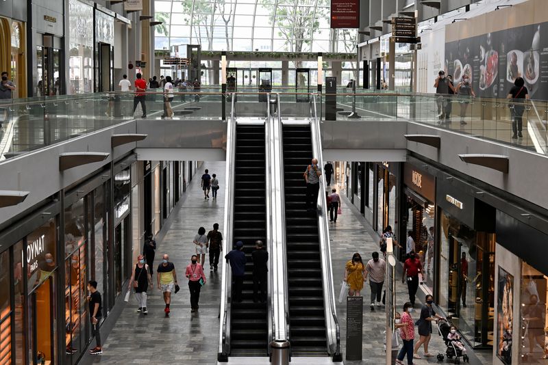 © Reuters. FILE PHOTO: The interior of The Shoppes at Marina Bay Sands in Singapore March 31, 2022. REUTERS/Caroline Chia/File photo