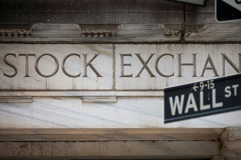 © Reuters. The Wall Street entrance to the New York Stock Exchange (NYSE) is seen in New York City, U.S., November 15, 2022. REUTERS/Brendan McDermid