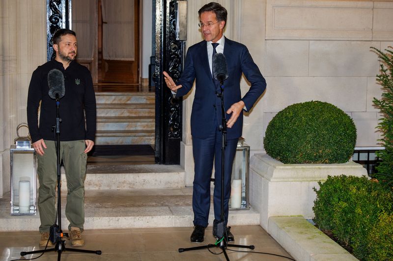 © Reuters. FILE PHOTO: NATO Secretary General Mark Rutte stands next to President of Ukraine Volodymyr Zelenskiy at the NATO Secretary General Residence, in Brussels, Belgium, December 18, 2024. Olivier Matthys/Pool via REUTERS/File Photo