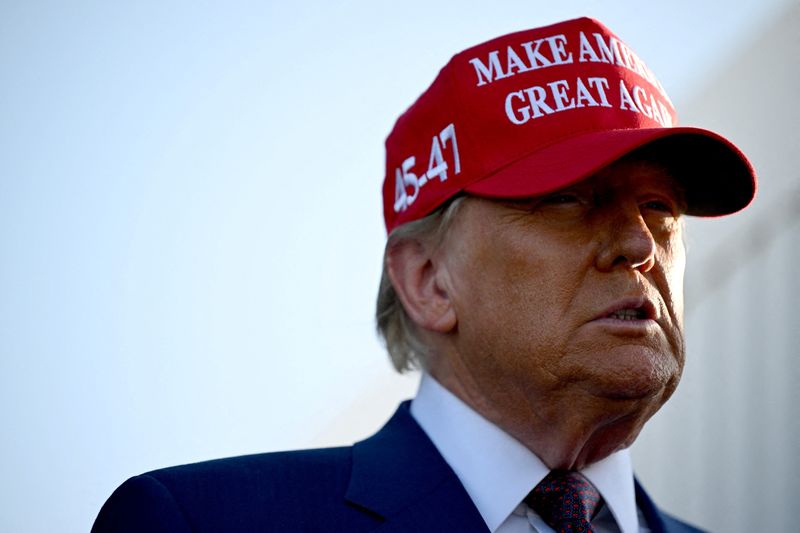 © Reuters. FILE PHOTO: U.S. President-elect Donald Trump attends a viewing of the launch of the sixth test flight of the SpaceX Starship rocket, in Brownsville, Texas, U.S., November 19, 2024. Brandon Bell/Pool via REUTERS/File Photo