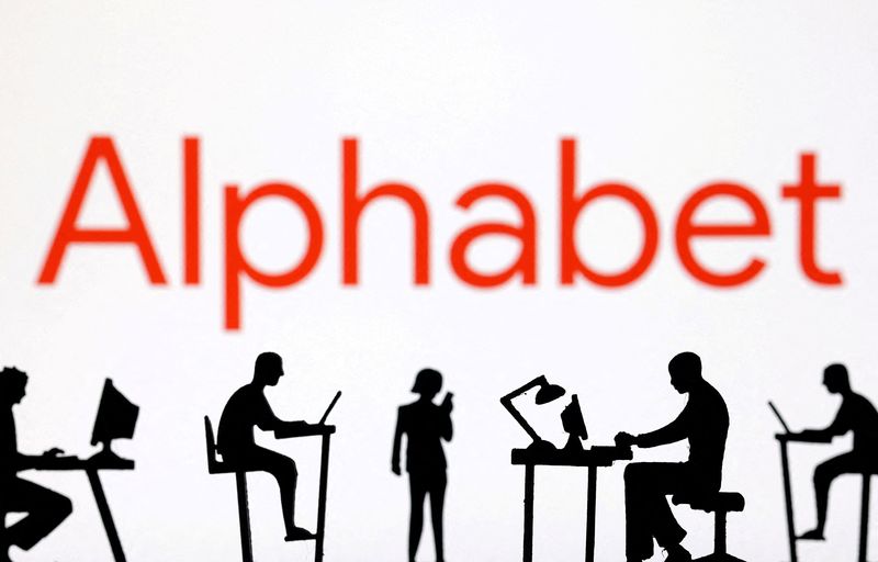 © Reuters. FILE PHOTO: Figurines with computers and smartphones are seen in front of Alphabet logo in this illustration taken, February 19, 2024. REUTERS/Dado Ruvic/Illustration/File Photo