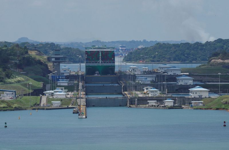 © Reuters. FILE PHOTO: A cargo vessel transits through locks of Agua Clara at the Panama Canal, in Colon, on the outskirts of Panama City, Panama May 3, 2024. REUTERS/Daniel Becerril/File Photo