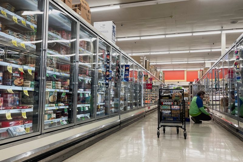 © Reuters. FILE PHOTO: A shopper looks at frozen food in an Albertsons supermarket in Seattle, Washington, U.S. December 10, 2024. REUTERS/David Ryder/File Photo