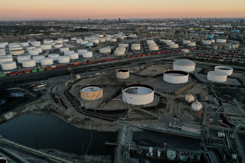 © Reuters. FILE PHOTO: Storage tanks for crude oil, gasoline, diesel, and other refined petroleum products are seen at the Kinder Morgan Terminal, viewed from the Phillips 66 Company's Los Angeles Refinery in Carson, California, U.S., March 11, 2022. REUTERS/Bing Guan/File Photo