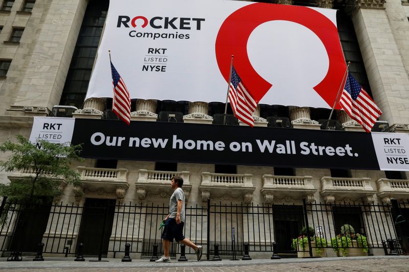 © Reuters. FILE PHOTO: A banner celebrating Rocket Companies Inc., the parent company of U.S. mortgage lender Quicken Loans, IPO is seen on the front facade of the New York Stock Exchange (NYSE) in New York City, U.S., August 6, 2020. REUTERS/Brendan McDermid/File Photo