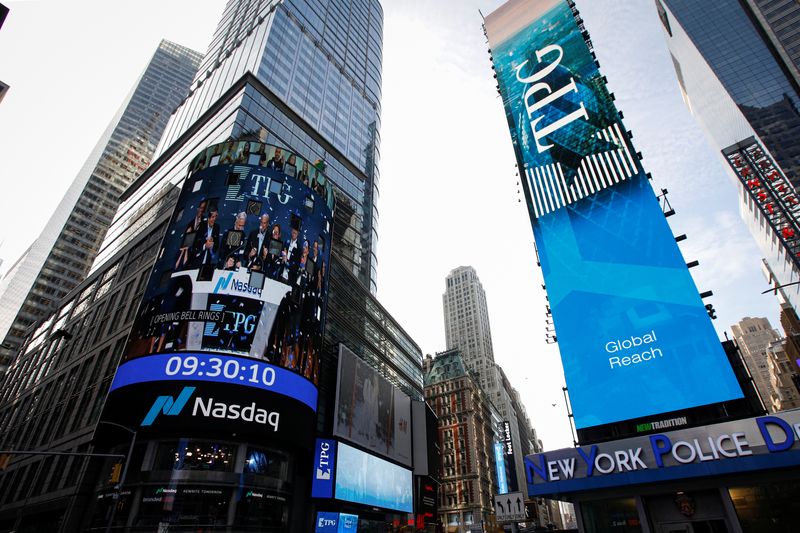 © Reuters. FILE PHOTO: screen announces the listing of private-equity firm TPG, during the IPO at the Nasdaq Market site in Times Square in New York City, U.S., January 13, 2022.  REUTERS/Brendan McDermid/File Photo