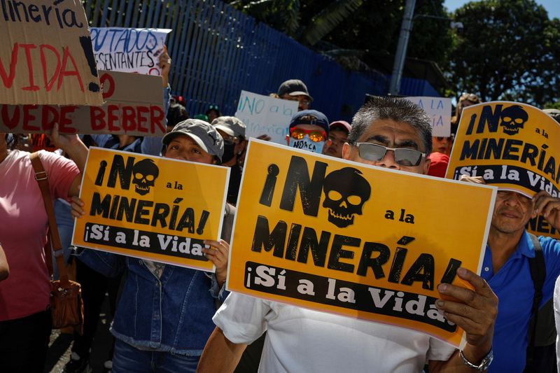 © Reuters. People take part in a protest before a session of El Salvador's Congress that will debate a bill  from President Nayib Bukele that would overturn a 2017 national ban on metals mining in San Salvador, El Salvador, December 23, 2024. REUTERS/Jose Cabezas