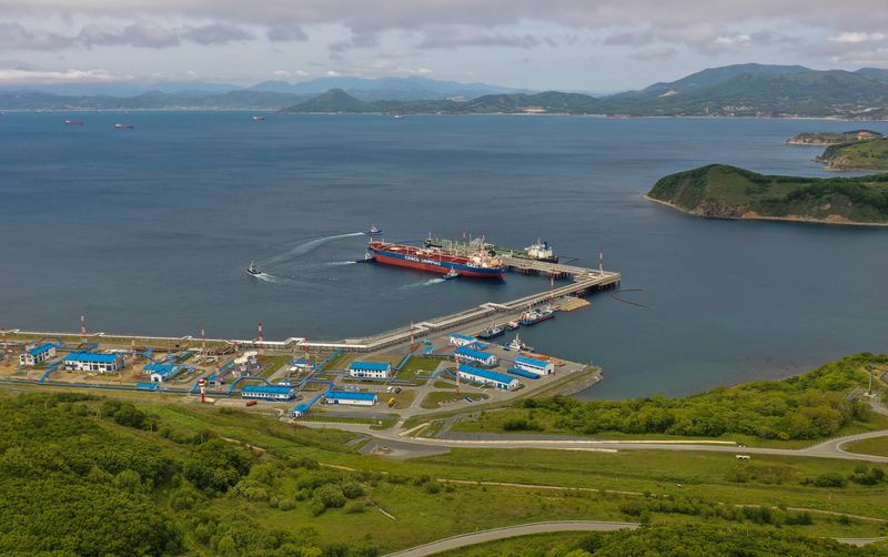 © Reuters. FILE PHOTO: An aerial view shows Yang Mei Hu oil products tanker getting moored at the crude oil terminal Kozmino on the shore of Nakhodka Bay near the port city of Nakhodka, Russia June 13, 2022. Picture taken with a drone. REUTERS/Tatiana Meel/File photo