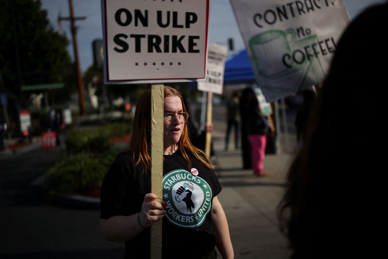 © Reuters. Baristas picket in front of a Starbucks in Los Angeles, California, U.S., December 23, 2024. REUTERS/Daniel Cole