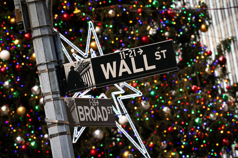 © Reuters. FILE PHOTO: A Christmas tree is seen outside of the New York Stock Exchange (NYSE) at Wall St and Broad St. in New York City, U.S., December 13, 2023.  REUTERS/Brendan McDermid/File Photo