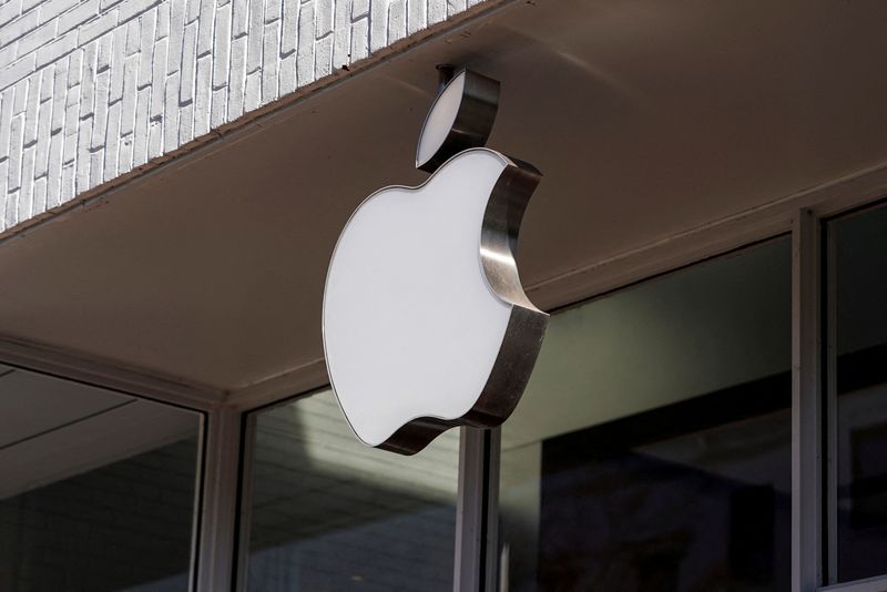 © Reuters. FILE PHOTO: Logo of an Apple store is seen as Apple Inc. reports fourth quarter earnings in Washington, U.S., January 27, 2022.      REUTERS/Joshua Roberts/File Photo