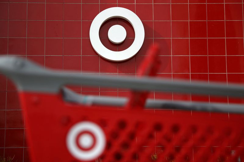 © Reuters. FILE PHOTO: A Target shopping cart is seen in front of a store logo in Azusa, California U.S. November 16, 2017. REUTERS/Lucy Nicholson/File Photo