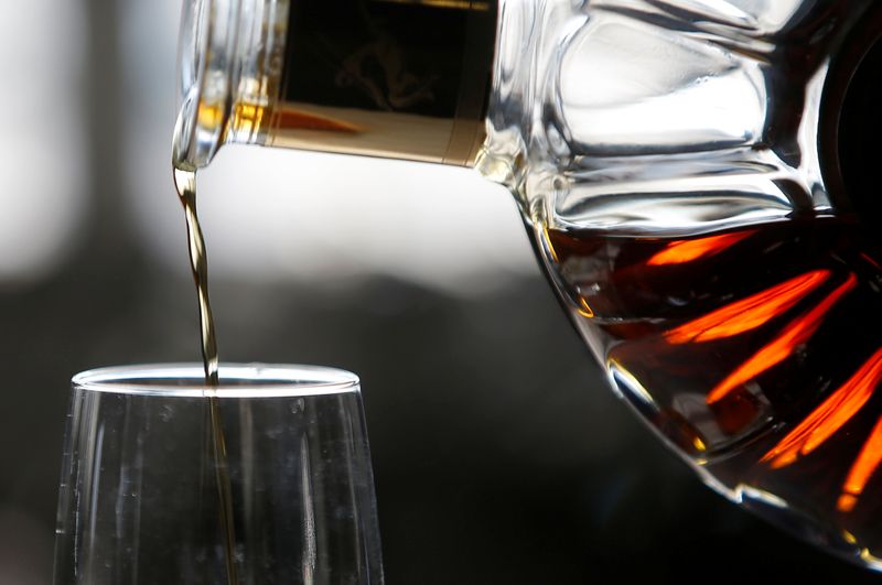 © Reuters. FILE PHOTO: A man pours Cognac into a glass at the Remy Martin factory in Cognac, France, November 21, 2018. REUTERS/Regis Duvignau/File Photo