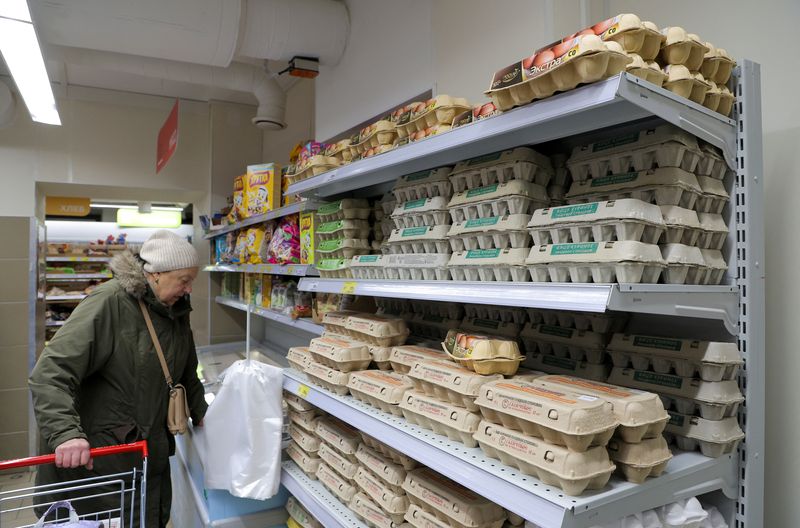 © Reuters. FILE PHOTO: A customer stands in front of containers with eggs at a grocery in Saint Petersburg, Russia, December 13, 2023. REUTERS/Anton Vaganov/File photo