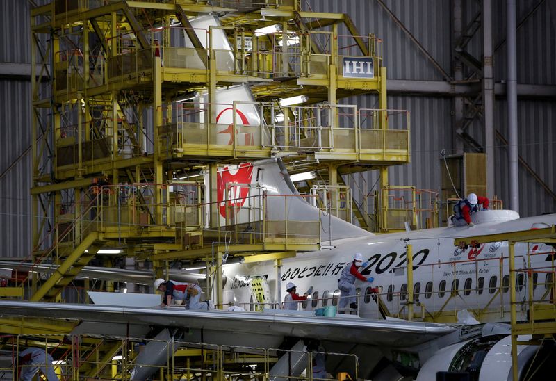 © Reuters. FILE PHOTO: Maintenance workers are seen atop of an airplane of Japan Airlines (JAL) at a hangar of Haneda airport in Tokyo, Japan, April 2, 2018.  REUTERS/Issei Kato/File Photo