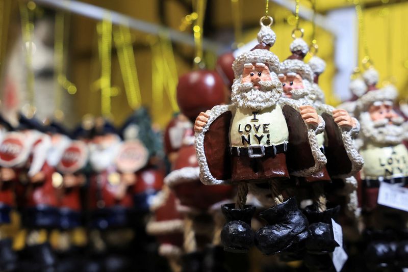 © Reuters. FILE PHOTO: An item depicting Santa Claus hangs in a gift shop, in Bryant Park, in New York City, New York U.S., December 9, 2024. REUTERS/Kent Edwards/File Photo