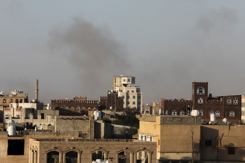 © Reuters. Smoke rises after Israeli strikes near Sanaa airport, in Sanaa, Yemen, December 26, 2024. REUTERS/Khaled Abdullah