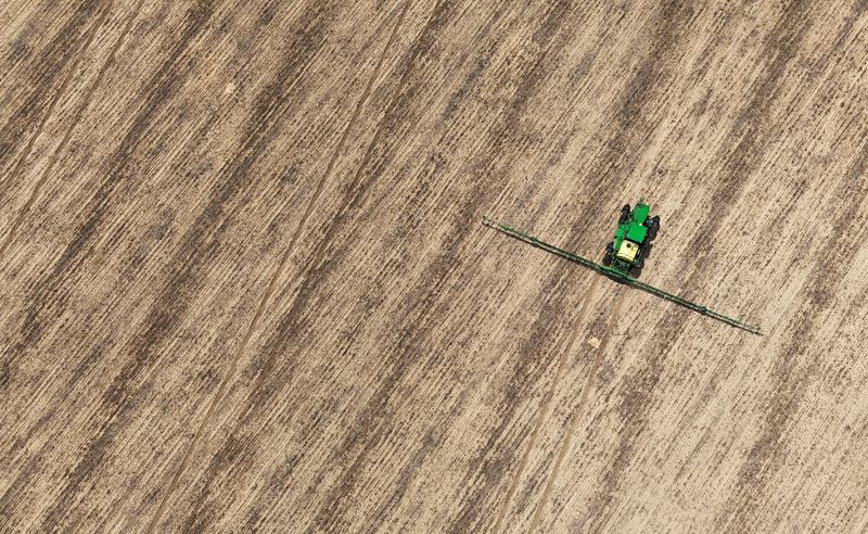 © Reuters. FILE PHOTO: A drone image shows a tractor working in a soybean field in Luis Eduardo Magalhaes, Bahia state, Brazil November 20, 2024. REUTERS/Amanda Perobelli/File Photo