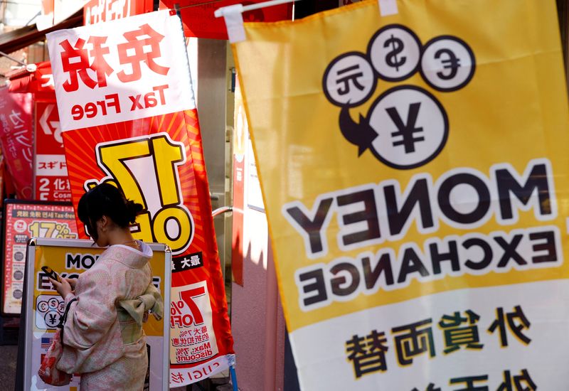 © Reuters. A foreign tourist wearing Kimono stands next to a sign of a currency exchange at Asakusa district in Tokyo, Japan April 25, 2024. REUTERS/Kim Kyung-Hoon