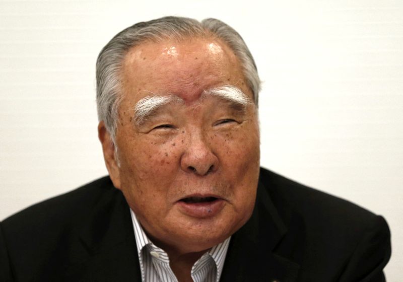 © Reuters. FILE PHOTO: Suzuki Motor Chairman and Chief Executive Officer Osamu Suzuki smiles as he attends a news conference in Tokyo, Japan, August 30, 2015. REUTERS/Issei Kato/File Photo