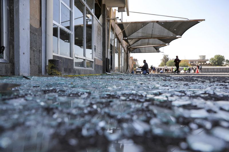 © Reuters. Shattered glass lies on the ground near damaged buildings of Sanaa Airport, following an Israeli airstrike in Sanaa, Yemen, December 27, 2024. REUTERS/Khaled Abdullah