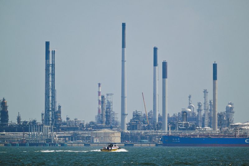 © Reuters. FILE PHOTO: A view of Shell's Pulau Bukom refinery in Singapore, July 18, 2024. REUTERS/Caroline Chia/File Photo