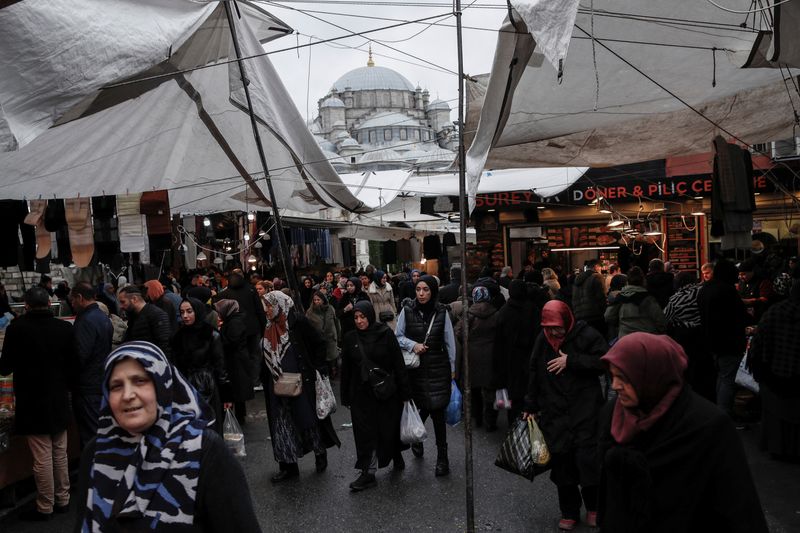 © Reuters. FILE PHOTO: People shop at a local market in Istanbul, Turkey, December 4, 2024. REUTERS/Dilara Senkaya/File Photo