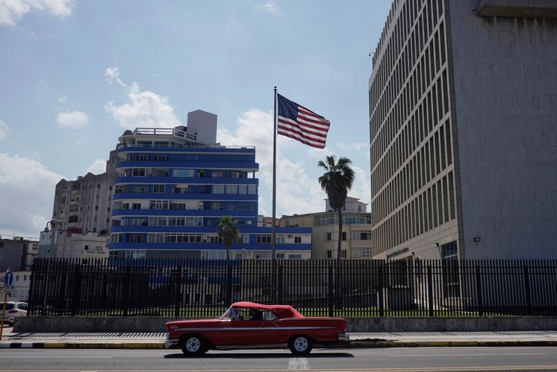 © Reuters. FILE PHOTO: A vintage car used for touristic city tours passes by the U.S. Embassy in Havana, Cuba, November 10, 2021. Photo taken on November 10, 2021. REUTERS/Alexandre Meneghini/File Photo