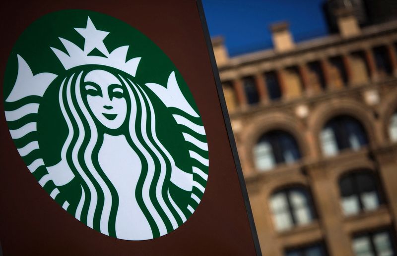 © Reuters. FILE PHOTO: A Starbucks store is seen in New York January 24, 2014. Starbucks Corp on Thursday reported that sales at established restaurants in its U.S.-dominated Americas region cooled more than analysts expected in its latest quarter as online shopping kept more consumers at home and reduced their visits to its coffee bars. REUTERS/Eric Thayer/File Photo