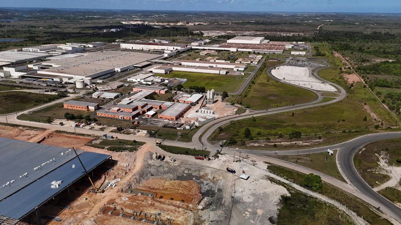 © Reuters. A drone view shows BYD's new electric vehicle (EV) factory's construction site in Camacari, Brazil December 26, 2024. REUTERS/Joa Souza