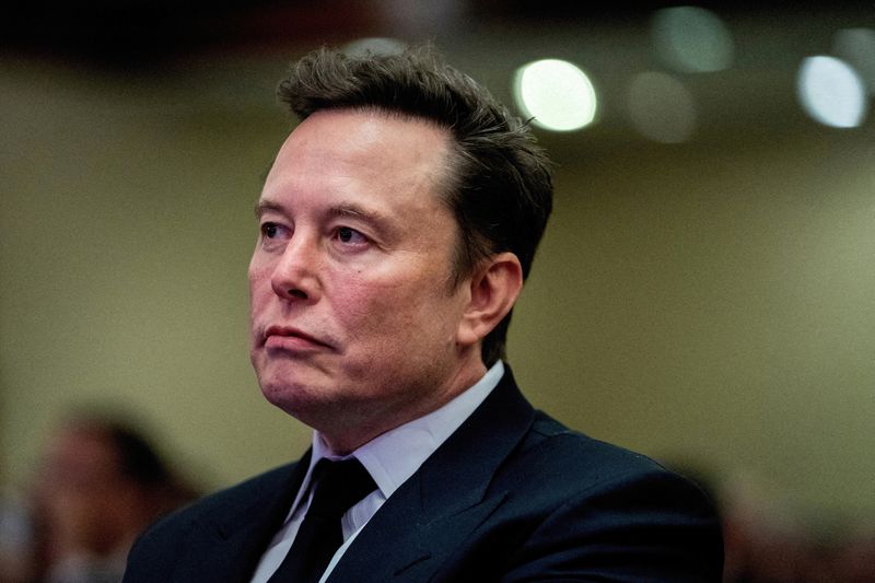 © Reuters. FILE PHOTO: Tesla CEO and X owner Elon Musk listens as US President-elect Donald Trump speaks during a meeting with House Republicans at the Hyatt Regency hotel in Washington, DC, U.S. on November 13, 2024.  ALLISON ROBBERT/Pool via REUTERS/File Photo