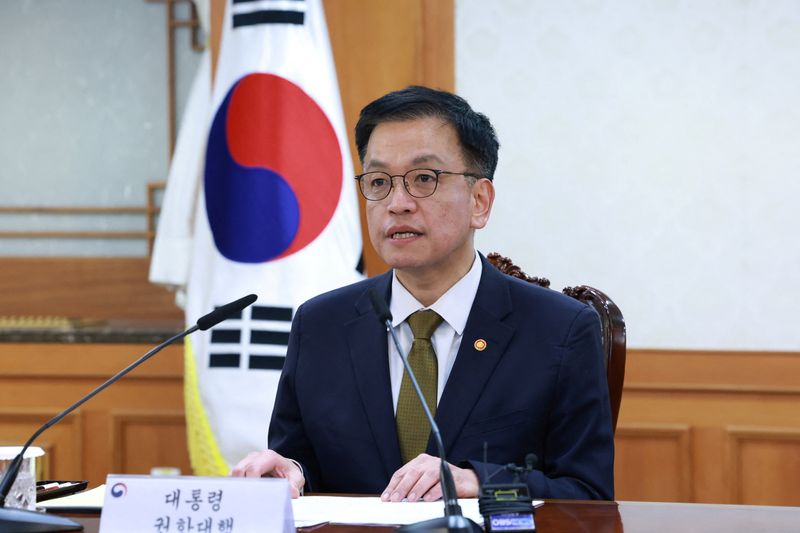 © Reuters. South Korea's acting President, deputy Prime Minister and Finance Minister Choi Sang-mok presides over National Security Council at the government complex in Seoul, South Korea, December 27, 2024.    Yonhap via REUTERS/File Photo