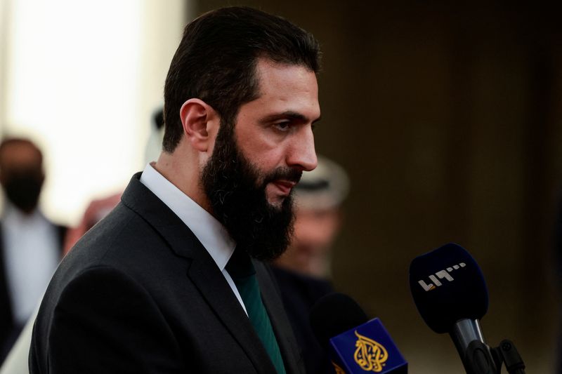 © Reuters. Syria's de facto leader Ahmed al-Sharaa, also known as Abu Mohammed al-Golani, speaks to the media on the day he meets with Qatar's Minister of State Mohammed bin Abdulaziz Al-Khulaifi, after the ousting of Syria's Bashar al-Assad, in Damascus, Syria, December 23, 2024. REUTERS/Ammar Awad/File Photo