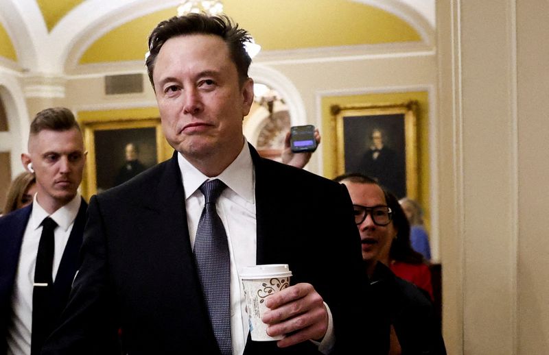 © Reuters. FILE PHOTO: Elon Musk walks on Capitol Hill on the day of a meeting with Senate Republican Leader-elect John Thune (R-SD), in Washington, U.S. December 5, 2024. REUTERS/Benoit Tessier/File Photo