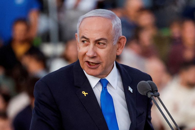 © Reuters. FILE PHOTO: Israeli Prime Minister Benjamin Netanyahu speaks at a ceremony for military combat officers at an army base near Mitzpe Ramon, Israel, October 31, 2024. REUTERS/Amir Cohen/File Photo