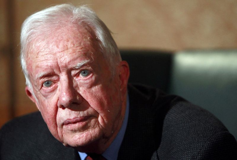 © Reuters. FILE PHOTO: Former U.S. President Jimmy Carter gestures during an interview with Reuters in Cairo January 12, 2012.  REUTERS/Amr Abdallah Dalsh/File Photo