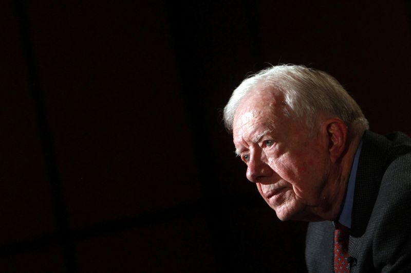 © Reuters. FILE PHOTO: Former U.S. President Jimmy Carter attends an interview with Reuters in Cairo January 12, 2012. REUTERS/Amr Abdallah Dalsh/File Photo