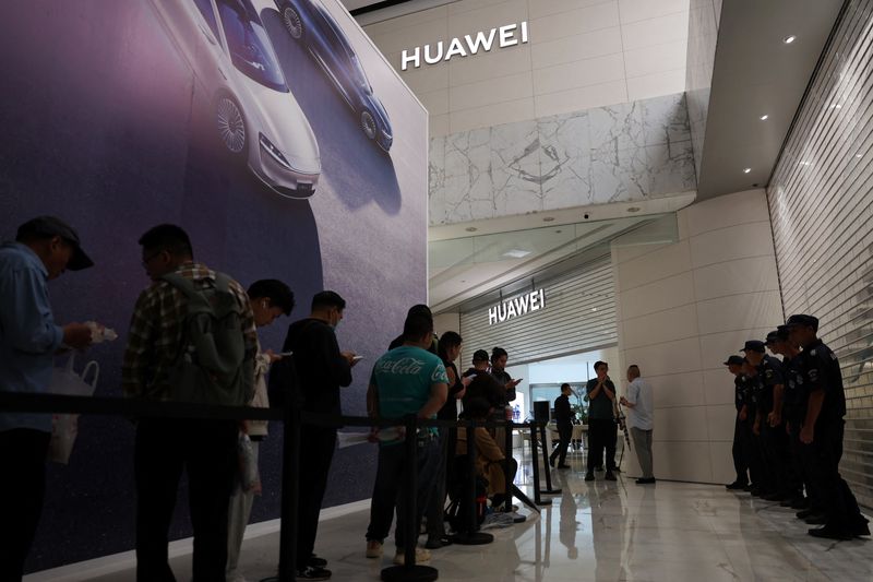 © Reuters. FILE PHOTO: People queue outside a Huawei flagship store ahead of its opening hours, before the Huawei Mate XT tri-foldable smartphone goes on sale in Beijing, China September 20, 2024. REUTERS/Wang Jiawei/File Photo