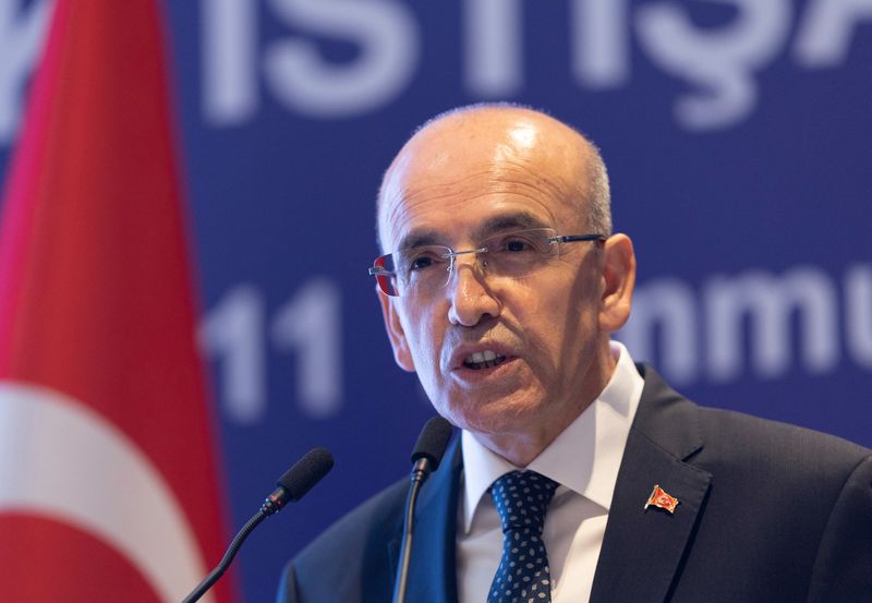 © Reuters. FILE PHOTO: Turkey's Finance Minister Mehmet Simsek speaks during a meeting of Turkish Industry and Business Association (TUSIAD) in Istanbul, Turkey, July 11, 2024. REUTERS/Murad Sezer/File photo