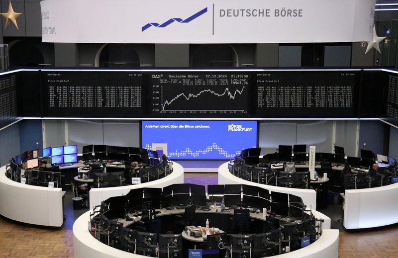 © Reuters. FILE PHOTO: The German stock exchange is decorated for the Christmas season as the German share price index DAX graph is pictured in Frankfurt, Germany, December 27, 2024. REUTERS/Staff/File photo