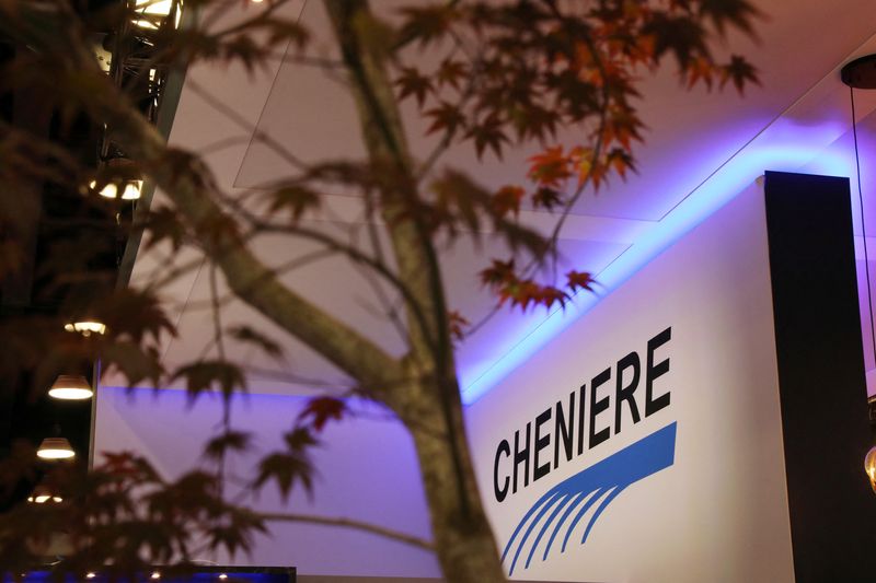 © Reuters. FILE PHOTO: A tree decorates the lounge of Houston-based liquefied natural gas company Cheniere during the LNG 2023 energy trade show in Vancouver, British Columbia, Canada, July 13, 2023. REUTERS/Chris Helgren/File Photo