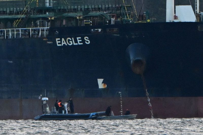 © Reuters. Finnish Coast Guard stops a small boat which tried to reach the oil tanker Eagle S anchored near the Kilpilahti port in Porvoo, on the Gulf of Finland December 30, 2024.  Lehtikuva/Jussi Nukari/via REUTERS