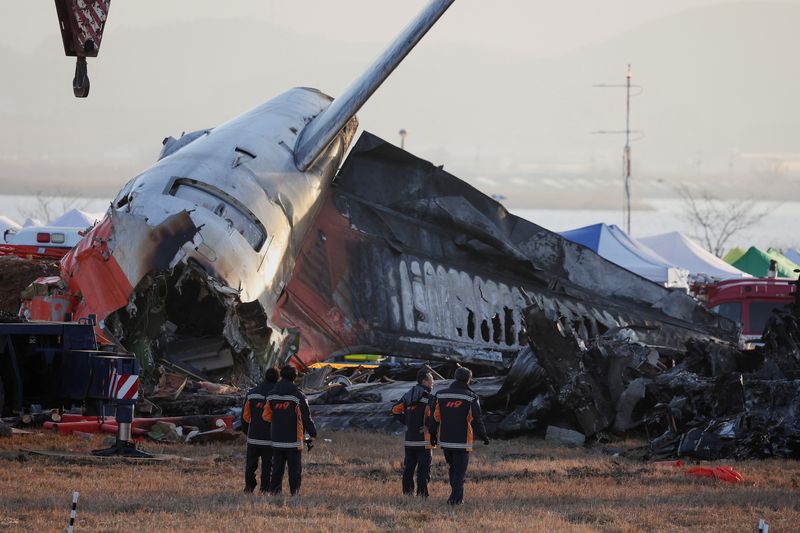 © Reuters. Firefighters take a look at the wreckage of the aircraft that crashed after it went off the runway, at Muan International Airport, in Muan, South Korea, December 31, 2024. REUTERS/Kim Hong-Ji