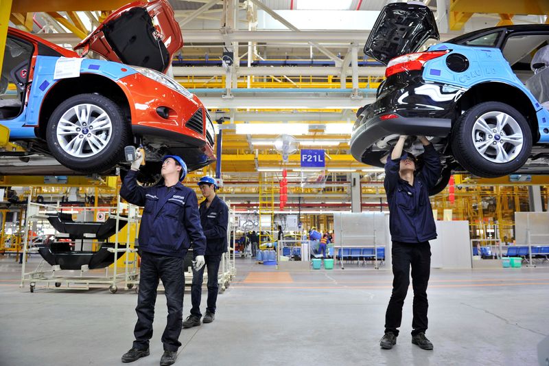 © Reuters. Employees install car components at an assembly line at a Ford manufacturing plant in Chongqing municipality, April 20, 2012.   REUTERS/Stringer