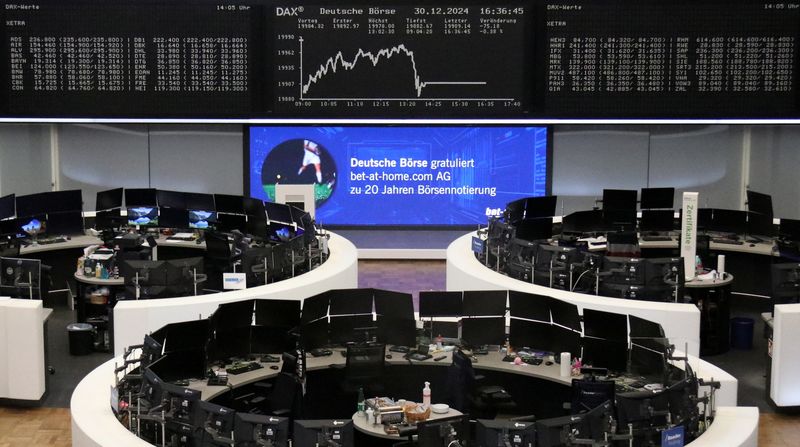 © Reuters. FILE PHOTO: German share price index DAX graph is pictured at the stock exchange in Frankfurt, Germany, December 30, 2024. REUTERS/Staff/File photo