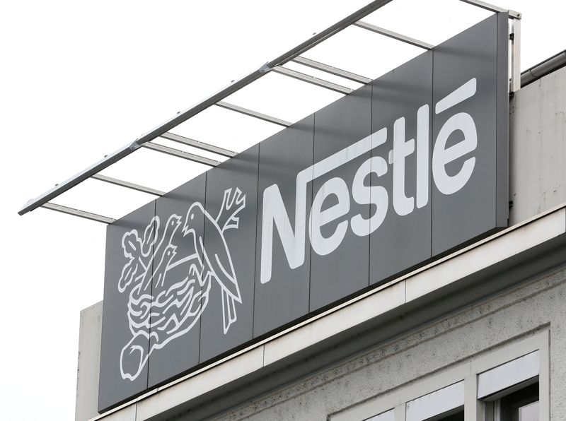 © Reuters. FILE PHOTO: The company's logo is seen at a Nestle plant in Konolfingen, Switzerland September 28, 2020. REUTERS/Arnd Wiegmann/File Photo