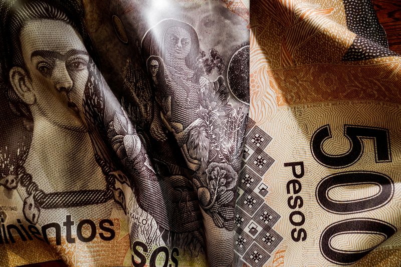 © Reuters. FILE PHOTO: A detail of a sculpture depicting a five hundred peso bill is pictured at the Grupo Financiero Banorte headquarters in Mexico City, Mexico, January 16, 2024. REUTERS/Toya Sarno Jordan/File Photo