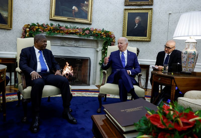 © Reuters. U.S. President Joe Biden meets with Angola's President Joao Manuel Goncalves Lourenco in the Oval Office at the White House in Washington, U.S., November 30, 2023. REUTERS/Evelyn Hockstein/File Photo