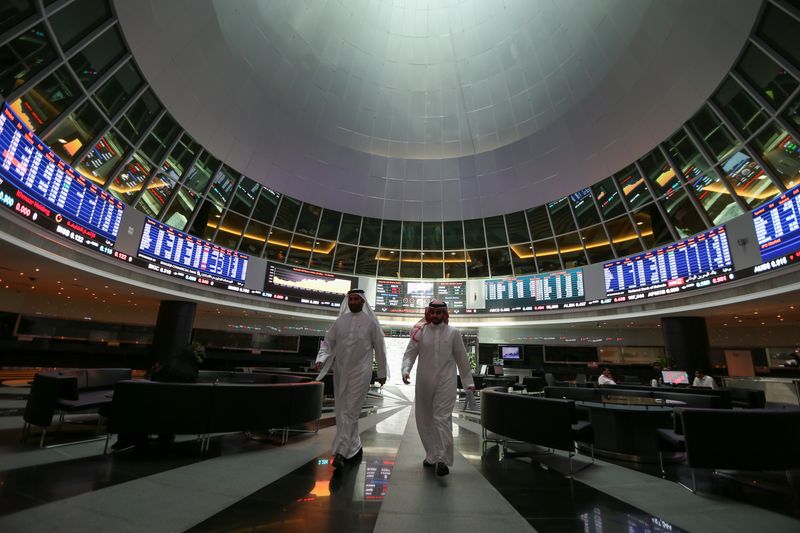 © Reuters. FILE PHOTO: Traders walk out of Bahrain Bourse in Manama, Bahrain, September 16, 2019. REUTERS/ Hamad I Mohammed/File Photo